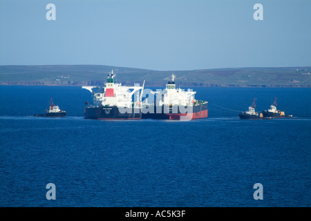 Dh Versandkosten SCAPA FLOW ORKNEY Öltanker Kraftstoff übertragen Mit OIC Schlepper Tanker Stockfoto