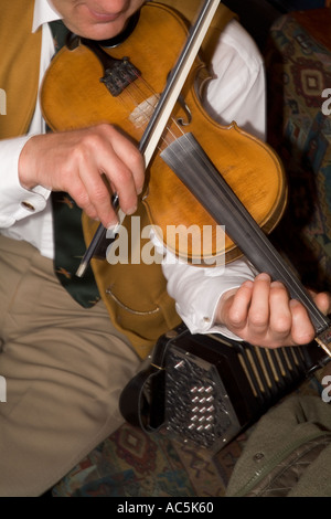 dh Orkney Folk Festival STROMNESS ORKNEY Bow Fiddle Musikinstrument Isolierter Geiger für Erwachsene