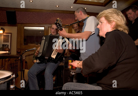 Dh Orkney Folk Festival STROMNESS ORKNEY Musiker Löffel Akkordeon Gitarre Royal Hotel Lounge Bar Löffel Stockfoto