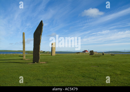 dh Stenness Standing Stones STENNESS ORKNEY neolithischen stehenden Steinen Henge weißen Whispy Wolken Stockfoto