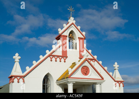 dh ITALIENISCHE KAPELLE ORKNEY Glockenturm dekoriert Kriegsgefangenen Nissen Kirche Hütte Gebäude Glockenturm schottland Inseln Stockfoto