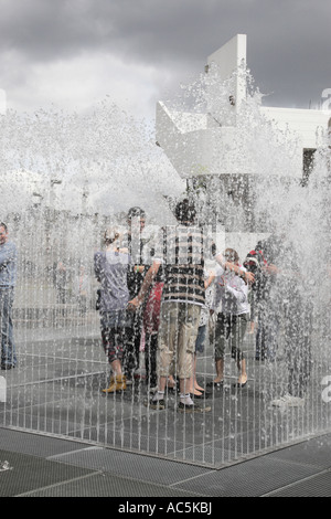 Menschen genießen die erscheinenden Zimmer von dänischen Künstlers Jeppe Hein an der Southbank centre London England uk Stockfoto