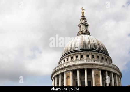 die Kuppel der St. Pauls Kathedrale von Cannon street London England uk Stockfoto