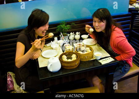 Zwei junge Chinesinnen genießen Nanxiang Dumpling House Yuyuan Bazar alte Stadt Shanghai China Stockfoto
