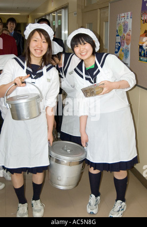 Japanische StudentInnen tragen Mittagessen Eimer Stockfoto