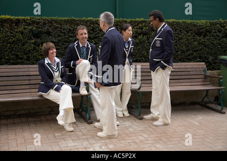 Hofbeamten des Wimbledon Tennis Championship entspannende UK Stockfoto