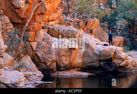 Wasserloch, Larapinta Trail West MacDonnells Nationalpark, Zentralaustralien, horizontal Stockfoto