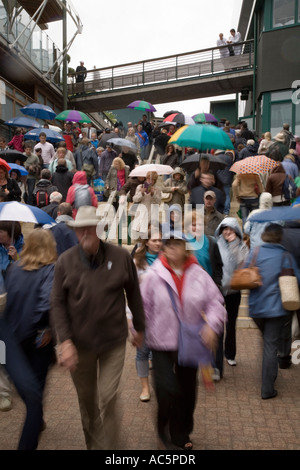 Zuschauer auf dem Gelände bewegen, während Regen Störung im Wimbledon Tennis Championship UK Stockfoto