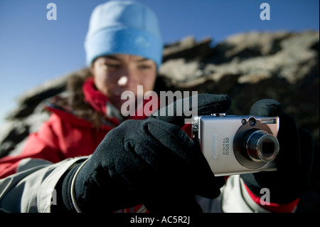 Frau mit digitalen Kompaktkamera in Bergen Stockfoto