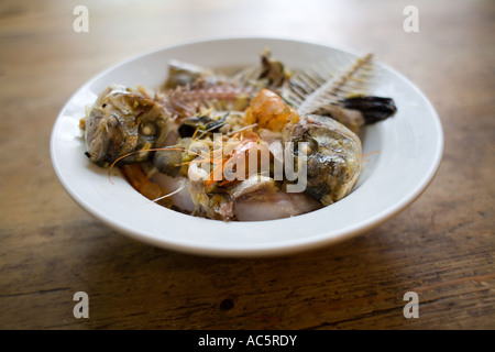 Fisch-Kopf und Knochen in eine Schüssel geben Stockfoto