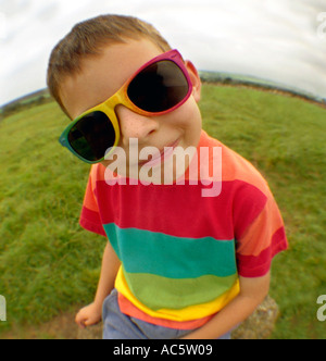 Fisheye Aufnahme eines frechen jungen tragen bunte Sonnenbrille und t-Shirt. Stockfoto