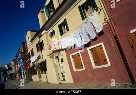 Wäscheständer auf Fassaden von fröhlich bemalte Häuser auf der Insel Burano in der Nähe von Venedig, Italien Stockfoto