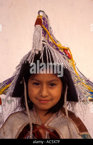 1, 1, guatemaltekische Mädchen, Maya Mädchen, Augenkontakt, Tanz der Eroberung, Chichicastenango, El Quiche Department, Guatemala, Mittelamerika Stockfoto