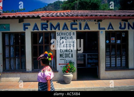 Guatemaltekische ethnischen Maya Maya Maya Maya Erwachsene weibliche Frau vorbeigehen Apotheke Panajachel Solola Abteilung Guatemala Stockfoto