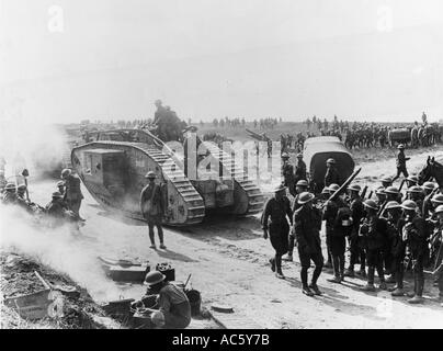 WWI - Männer und Rüstung aufsteigen nach der Einnahme von Grevillers, Frankreich, von der New Zealand Division 26. August 1918 Stockfoto