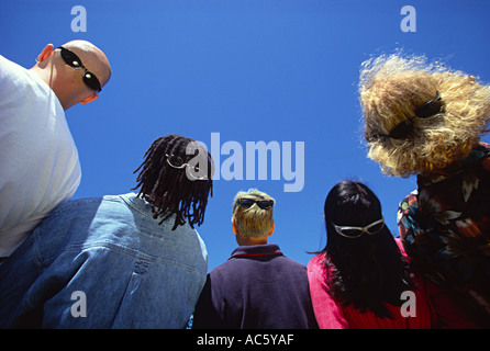 5 verschiedene Personen anzeigen Sonnenbrille auf ungewöhnliche Weise Gruppe vielfältige Vielfalt Rennen Menschen tragen Sonnenbrillen ungewöhnliche albern Stockfoto