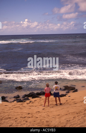 Touristen, im Urlaub, auf Urlaub, Romantik, romantische, paar, Mann und Frau, Strand entlang spazieren, Ulua Beach, Wailea, Maui, Insel Maui, Hawaii Stockfoto