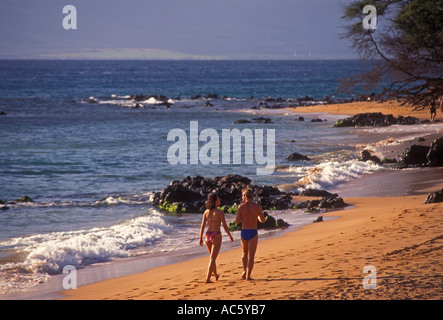 Touristen, im Urlaub, auf Urlaub, Romantik, romantische, paar, Mann und Frau, Strand entlang spazieren, Ulua Beach, Wailea, Maui, Insel Maui, Hawaii Stockfoto