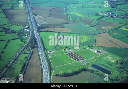 M1 Autobahn, Grand Union Canal und Bahnlinie in der Nähe von Watford Gap, Northamptonshire, England, UK. Stockfoto