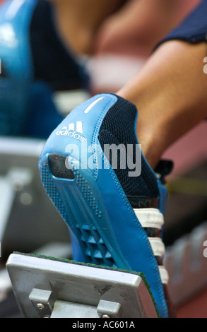 NAHAUFNAHME DES FUßES IN SPIKES LAUFSCHUHE AB BLOCK Stockfoto