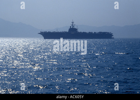 USS Kitty Hawk (CV-63) Siebte Flotte U.S. Navy verankert In Hong Kong Harbour, China Stockfoto