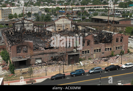 Feuer-Schaden verbrannt Geschäftshaus außen Luftbild Stockfoto