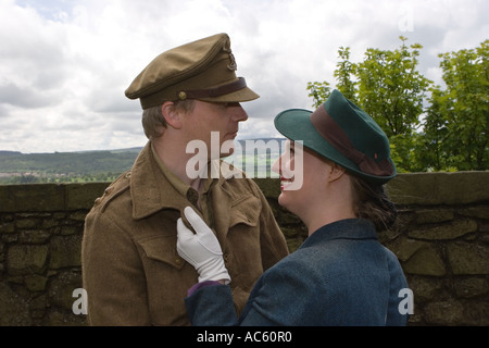 1940 Kriegszeit Armee Mann. Paar in Kriegszeiten Kleidung zu Roaring 40's Krieg Wochenende Stirling Castle, Schottland Großbritannien umfassen. Stockfoto