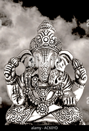 Statue von Lord Ganesh bewölkten Hintergrund Stockfoto