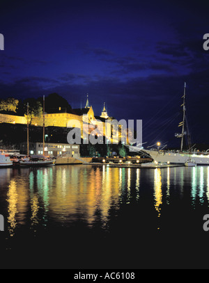 Akershus Festning (Festung) gesehen über dem Hafen von Oslo in der Nacht, Oslo, Norwegen. Stockfoto