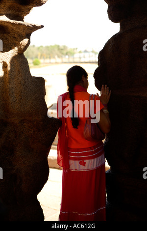 Lady in Red Sari, The Ufer Tempel Mahabalipuram UNESCO World Heritage Site in der Nähe von Chennai Tamil Nadu Staat Indien Asien Stockfoto