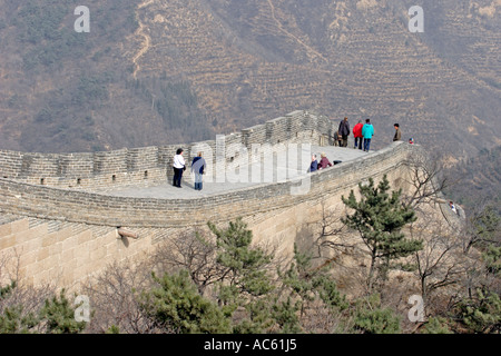 Touristen auf der chinesischen Mauer bei Badaling Stockfoto