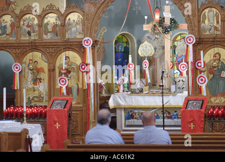 Zwei ältere Männer sitzen im Inneren eine griechisch-orthodoxe Kirche Stockfoto