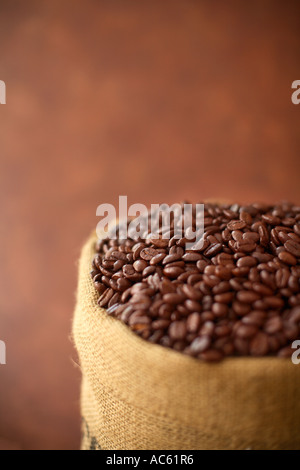Kaffeebohnen im Leinensack Stockfoto