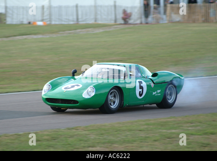 Ferrari 250 LM Sportwagen am Goodwood Revival Motorsport-Treffen 2003 West Sussex England Vereinigtes Königreich UK Rauchen Stockfoto