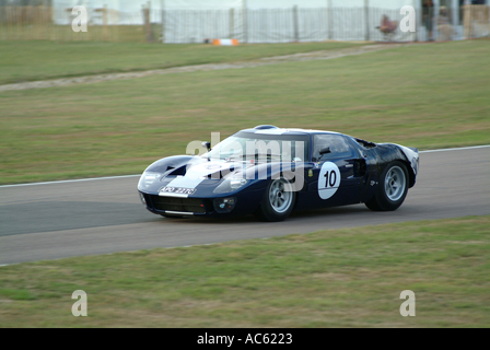 Ford GT40 Sportwagen am Goodwood Revival Motorsport-Treffen 2003 West Sussex England Vereinigtes Königreich UK Stockfoto