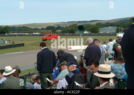 Massenszene am Goodwood Revival Motorsport-Treffen 2003 West Sussex England Vereinigtes Königreich UK Stockfoto