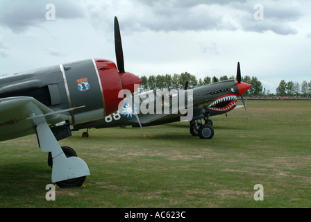 Alten Lawotschkin La 9 und Curtiss P 40E Kittyhawk 1A Jagdflugzeug beim Goodwood Revival treffen 2003 West Sussex England UK Stockfoto