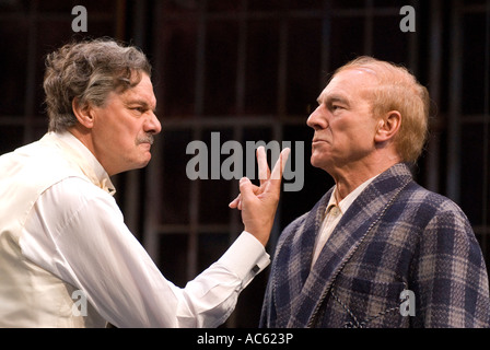 Paul Shelley als Sir Toby Rülpser und Patrick Stewart als Malvolio in was ihr wollt am Chichester Festival Theatre, Juli 2007. Stockfoto