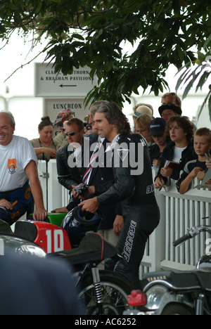 Damon Hill entspannend vor Barry Sheene Tribut beim Goodwood Revival treffen 2003 Stockfoto