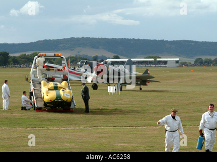 Lister-Jaguar auf Abschleppwagen und Lawotschkin La-9 Corsair mit Spitfire am Goodwood Revival 2003 West Sussex England UK Stockfoto