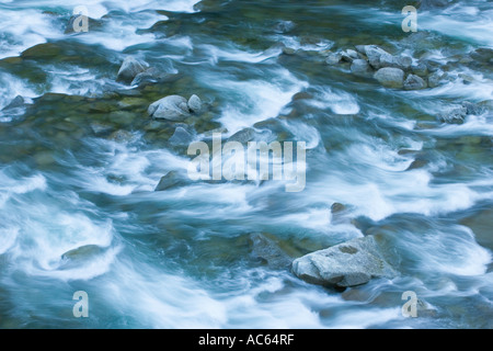 Detail der fließenden Fluss Wasser über die Felsen Stockfoto