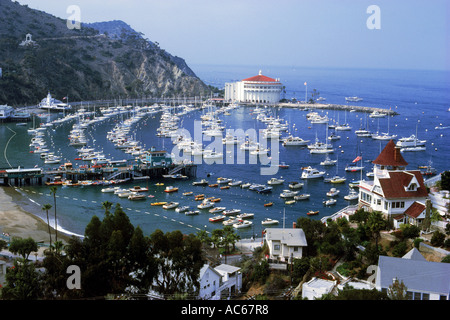 Casino-Gebäude und Jachten verankert in Avalon Bay auf Catalina Island vor Kalifornien Stockfoto