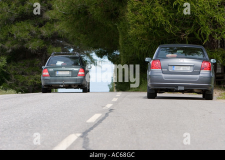 Autos auf Finnisch versiegelten Straße, Finnland Stockfoto