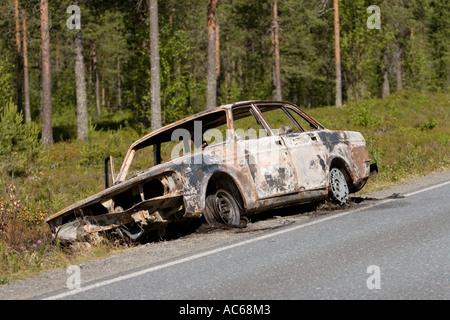 Verbrannt Volvo Limousine am Straßenrand, Finnland Stockfoto