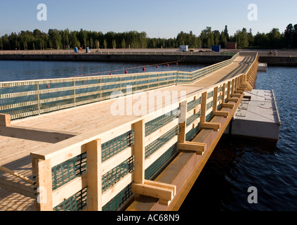 Temporäre Holz- Pontoon Bridge (ponton Brücke, schwimmende Brücke) über den Hafen dock, Finnland Stockfoto