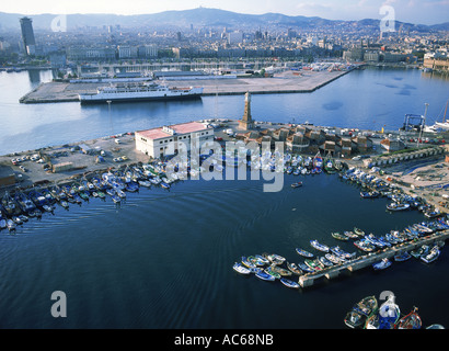 Übersicht der Schiffe im Hafen von Barcelona am Mittelmeer Stockfoto