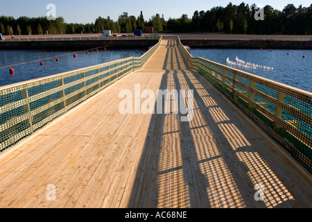 Temporäre Holz- Pontoon Bridge (ponton Brücke, schwimmende Brücke) über den Hafen dock, Finnland Stockfoto