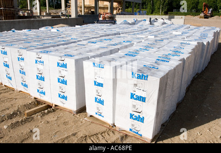 Inventarstapel aus weißen Ziegeln (Kalksilikat-Mauerwerk) auf einer Baustelle in Finnland Stockfoto