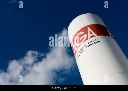 Tank von unter Druck stehenden Flüssigstickstoff gegen blauen Himmel, Texte in Finnisch und Schwedisch, Finnland Stockfoto