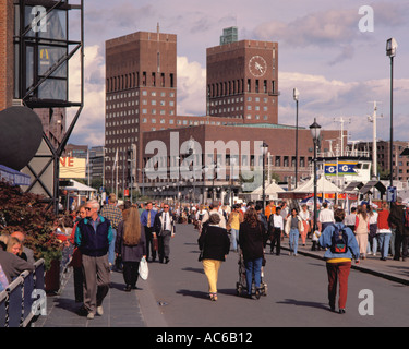 Blick entlang Aker Brygge mit individuellere (City Hall) über Oslo, Norwegen. Stockfoto